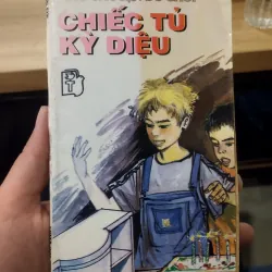 Chiếc tủ kỳ diệu", thuộc bộ truyện "Câu chuyện đồ chơi" của tác giả Lynne Reid Banks.
T