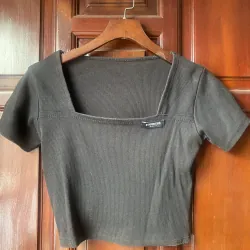 TA. Áo croptop đen size M cổ vuông