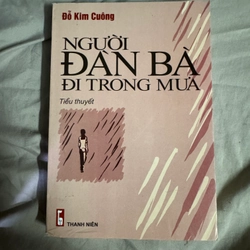 Người đàn bà đi trong mưa
