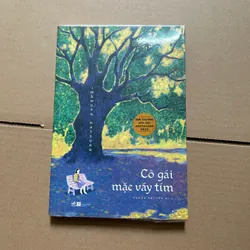 Cô gái mặc váy tím