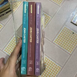 3 tập Barsoom (hay còn gọi là John Carter) của tác giả Edgar Rice Burroughs.  736381