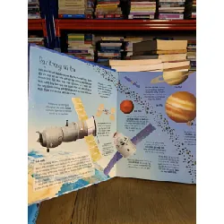 Cuốn sách khổng lồ về tên lửa và các thiết bị vũ trụ - Louie Stowell & Gabriele Antonini (Thu Phong dịch)