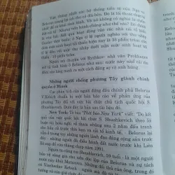 TRONG BÓNG TỐI ĐIỆN KREMLI 1024855