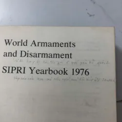 World Armaments and Disarmament: SIPRI Yearbook 1976 - Stockholm International 998455