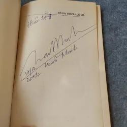 CÔ GÁI VỚI CÂY DÙ ĐỎ 719919