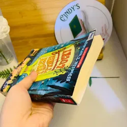 [Sách tiếng Anh 2hand] Like new 90% - 🌈 Three Times Lucky - Sheila Turnage 🪄 592592