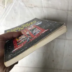 Đằng Sau Những Khuôn Cửa Sổ Thần - Cornelia Funke 750850