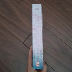 Em đứng trên cầu ngắm phong cảnh, người đứng trên lầu ngắn lại en 706300