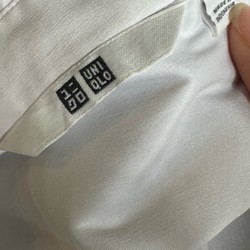 Sơmi Uniqlo size S trắng sáng ạ, mình chụp cam thường dưới đèn vàng. 158635