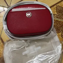 Túi MK đỏ size 19.13.6cm còn nguyên mác 1017812