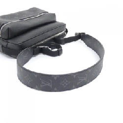 Túi đeo chéo ngoài trời Louis Vuitton Taiga Lama PM M30233 611787