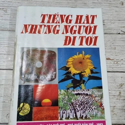 Tiếng hát những người đi tới 
Thơ - nhạc - họa
Sách khổ lớn, bìa cứng + áo , 620 trang 
