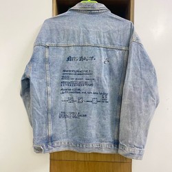 Áo khoác jean xanh nhạt size L sau lưng có chữ cá tính 154228