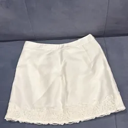 Áo croptop trắng kem có thêu ren tay và gấu 606398