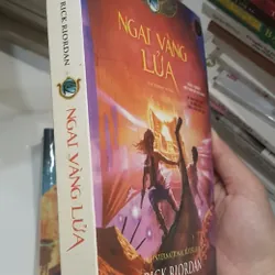 "Ngai Vàng Lửa" của tác giả Rick Riordan 👣 691541