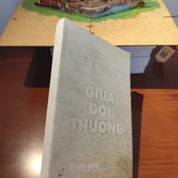 Hoa giữa đời thường  562023