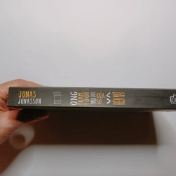 Ông Trăm Tuổi Trèo Qua Cửa Sổ Và Biến Mất - Jonas Jonasson

 377898