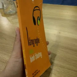 sách "Lắng nghe điều bình thường" do Báo Tuổi Trẻ và Nhà xuất bản Trẻ phát hành 1032247