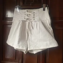 TQ. Quần trắng dây đan size M