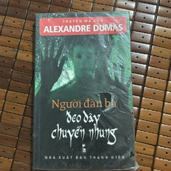 Người đàn bà đeo dây chuyền Nhung