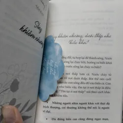 Như mây bình thản, như nước thong dong" của tác giả Akira Uenishi.  703714