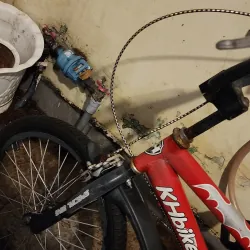 Xe đạp thể thao trẻ em Khách hãng màu đỏ đen phong cách thể thao 787798