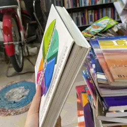 How Business Works: A Graphic Guide to Business Success của Frank Wood và DK.  739869