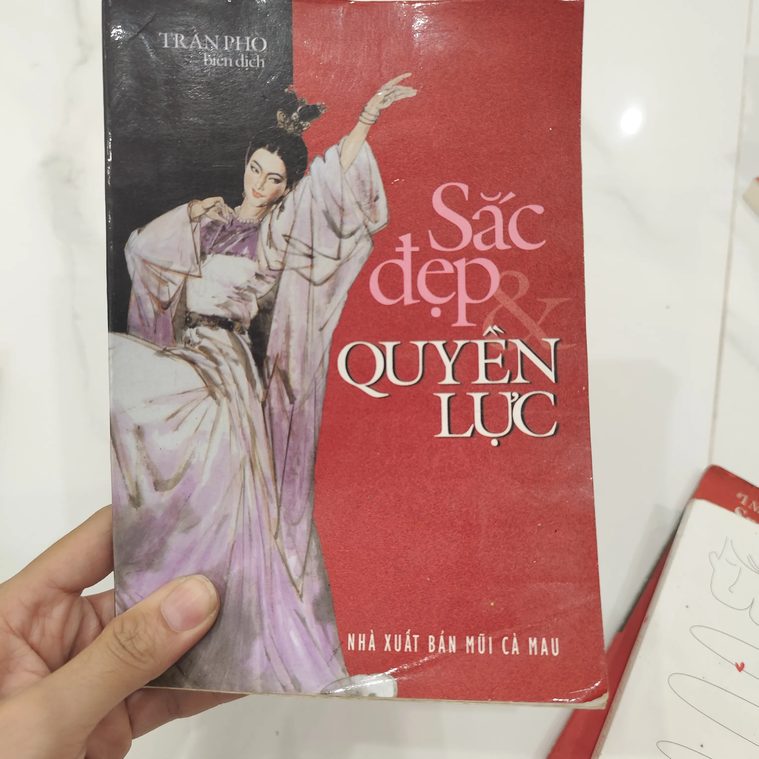 Sắc đẹp và quyền lực by  - Sách Book Cover - Ngọc Hiển Books