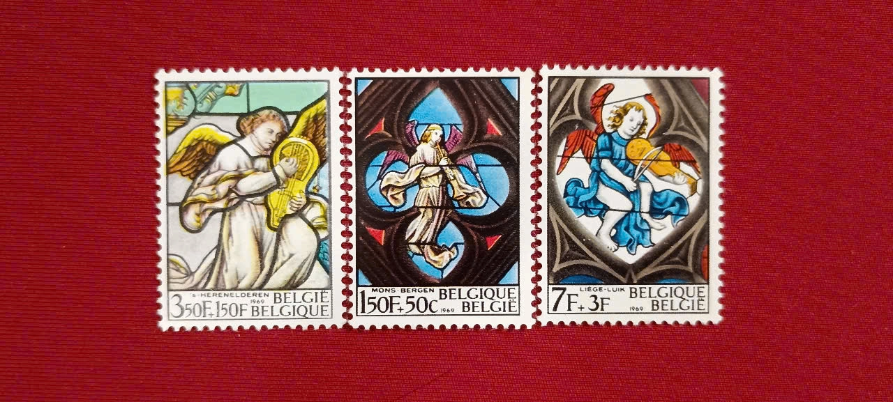 Noël 1969 – Vua hoặc Thánh cầm quyển sách, Kính màu Nhà thờ Brussels by  - Sách Book Cover - Ngọc Hiển Books