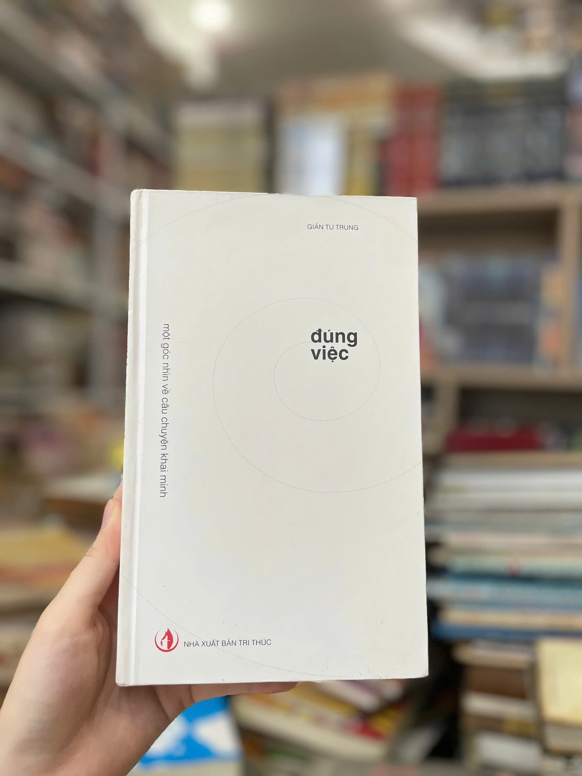 Đúng Việc - Một Góc Nhìn Về Câu Chuyện Khai Minh by Giản Tư Trung - Sách Book Cover - Ngọc Hiển Books