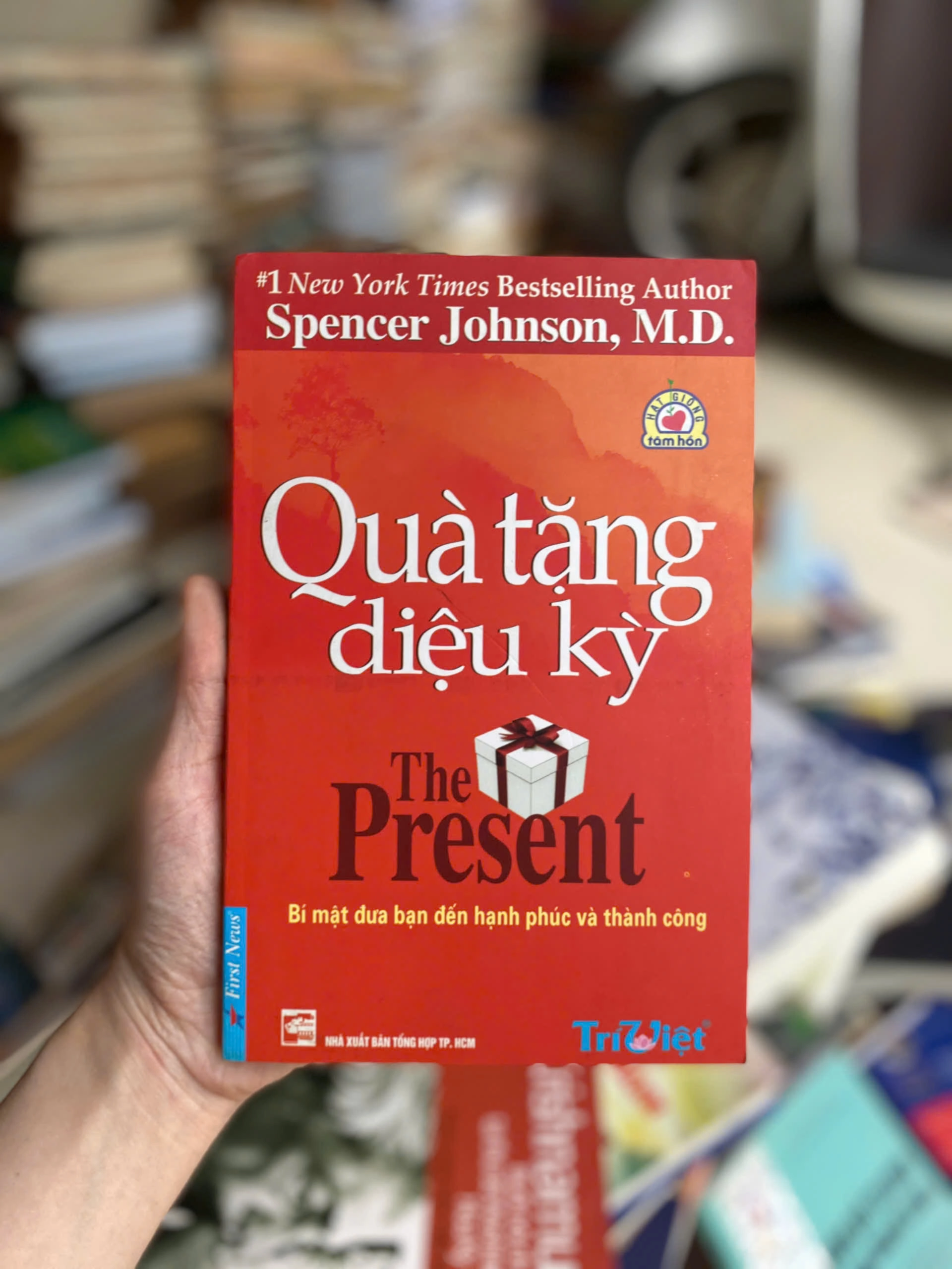 Quà Tặng Diệu Kỳ - The Present by Spencer Johnson - Sách Book Cover - Ngọc Hiển Books
