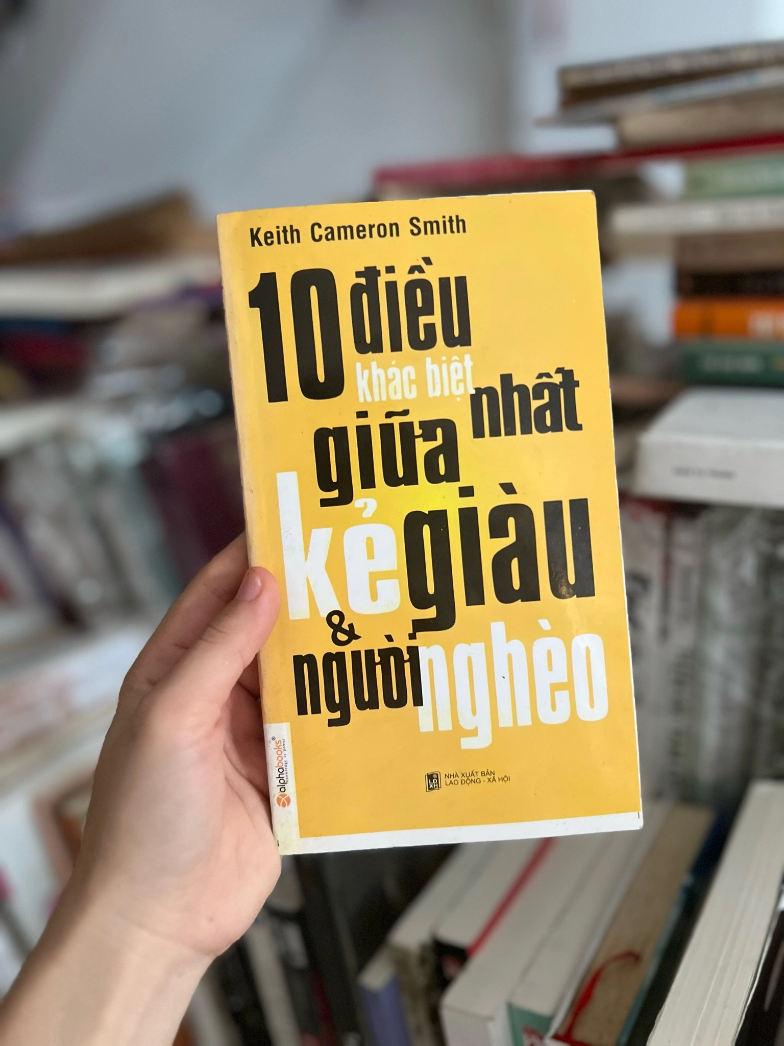 10 điều khách biệt nhất giữa kẻ giàu và người nghèo by  - Sách Book Cover - Ngọc Hiển Books