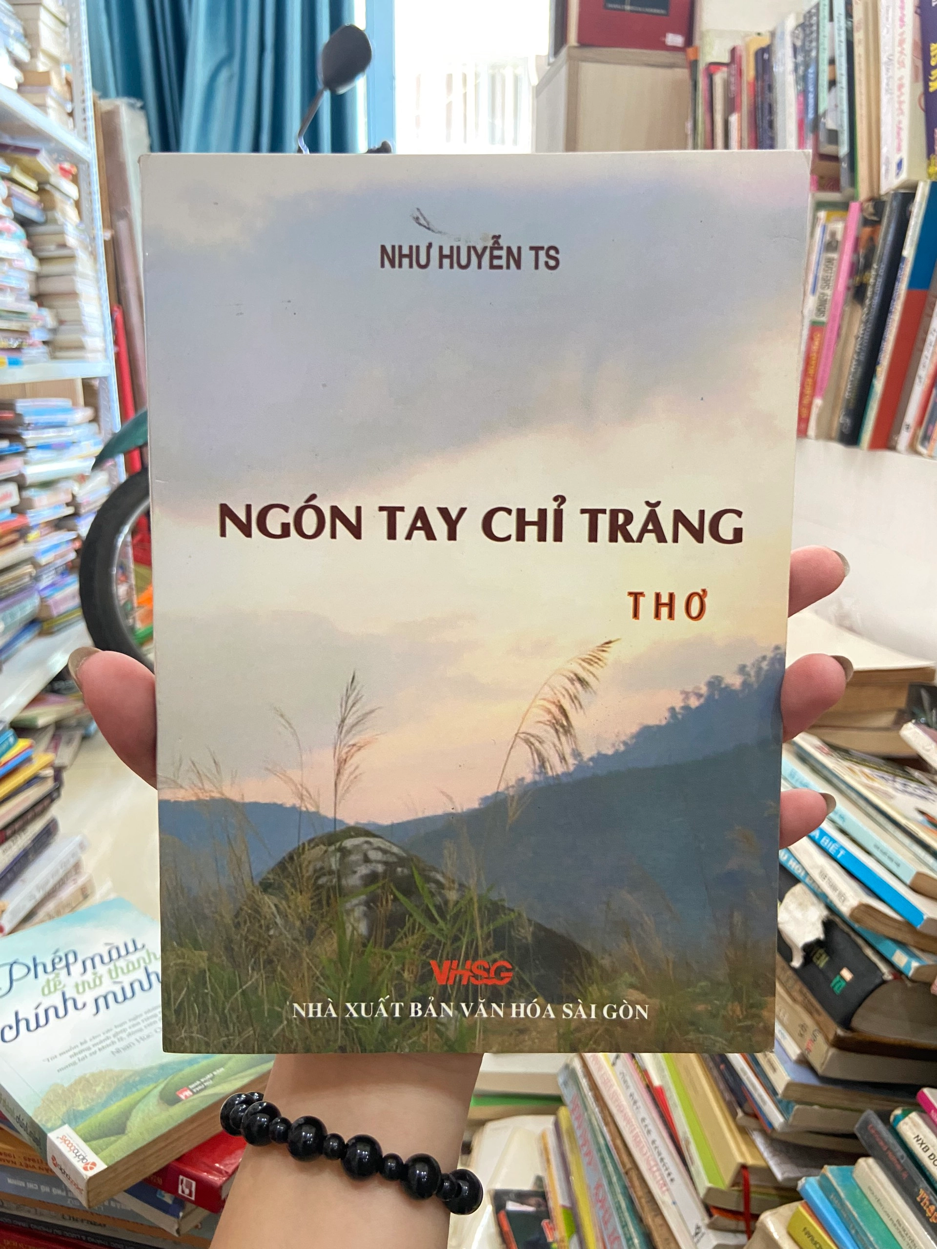 Thơ - Ngón Tay Chỉ Trăng/ Thi Vân Yên Tử by  - Sách Book Cover - Ngọc Hiển Books