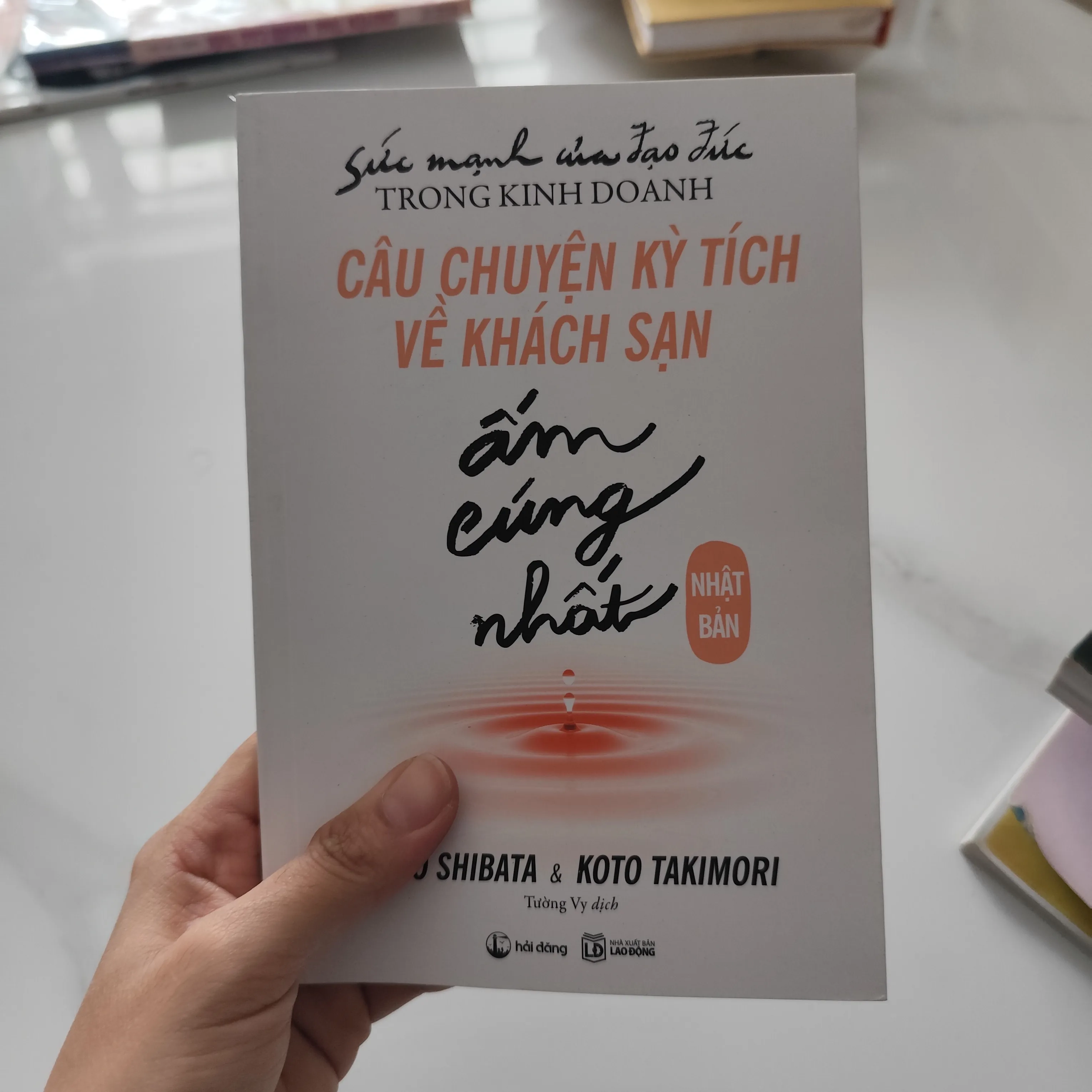 Câu Chuyện Kỳ Tích Về Khách Sạn Ấm Cúng Nhất Nhật Bản by  - Sách Book Cover - Ngọc Hiển Books