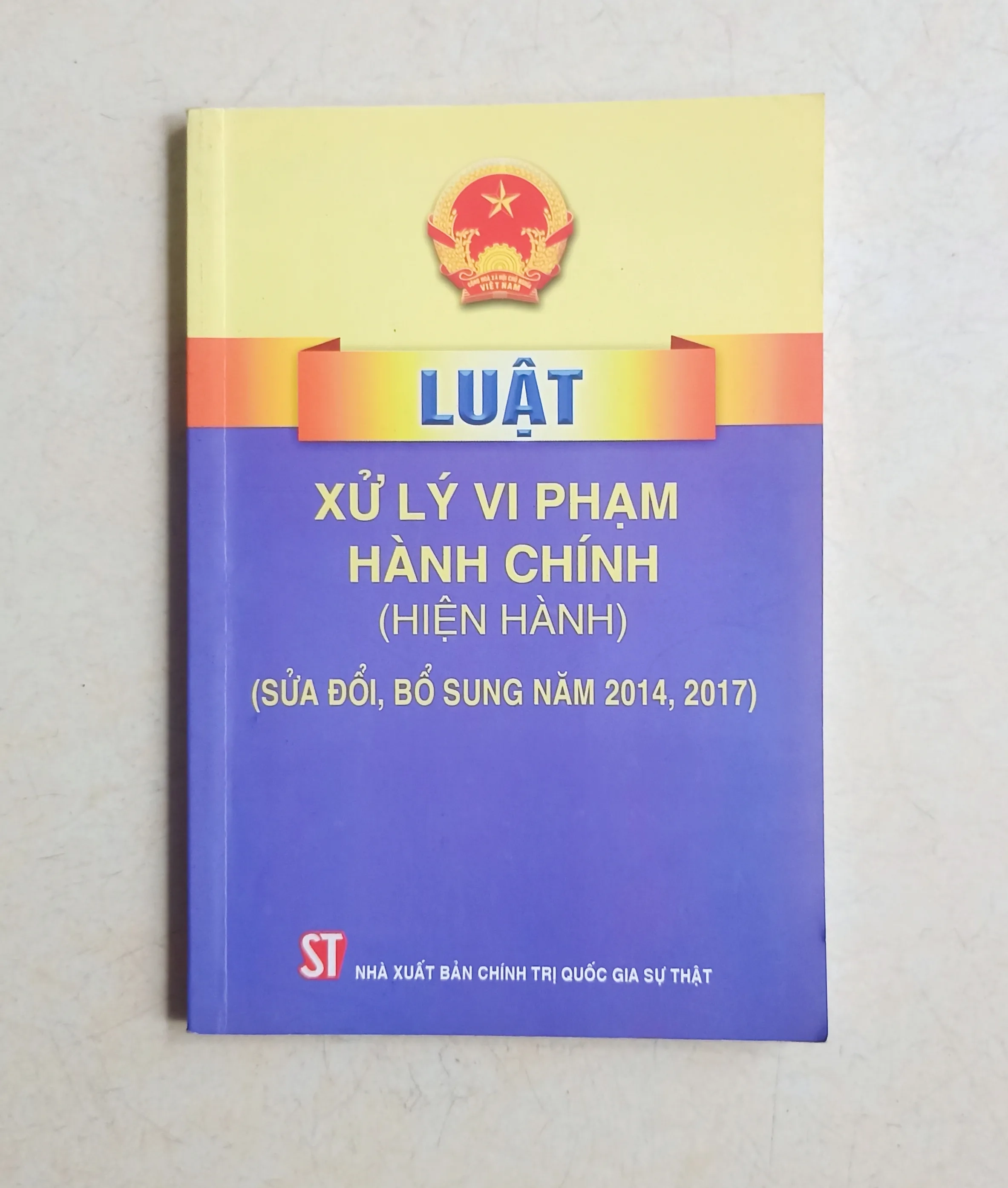 Luật xử lý vi phạm hành chính 🌻 by  - Sách Book Cover - Ngọc Hiển Books