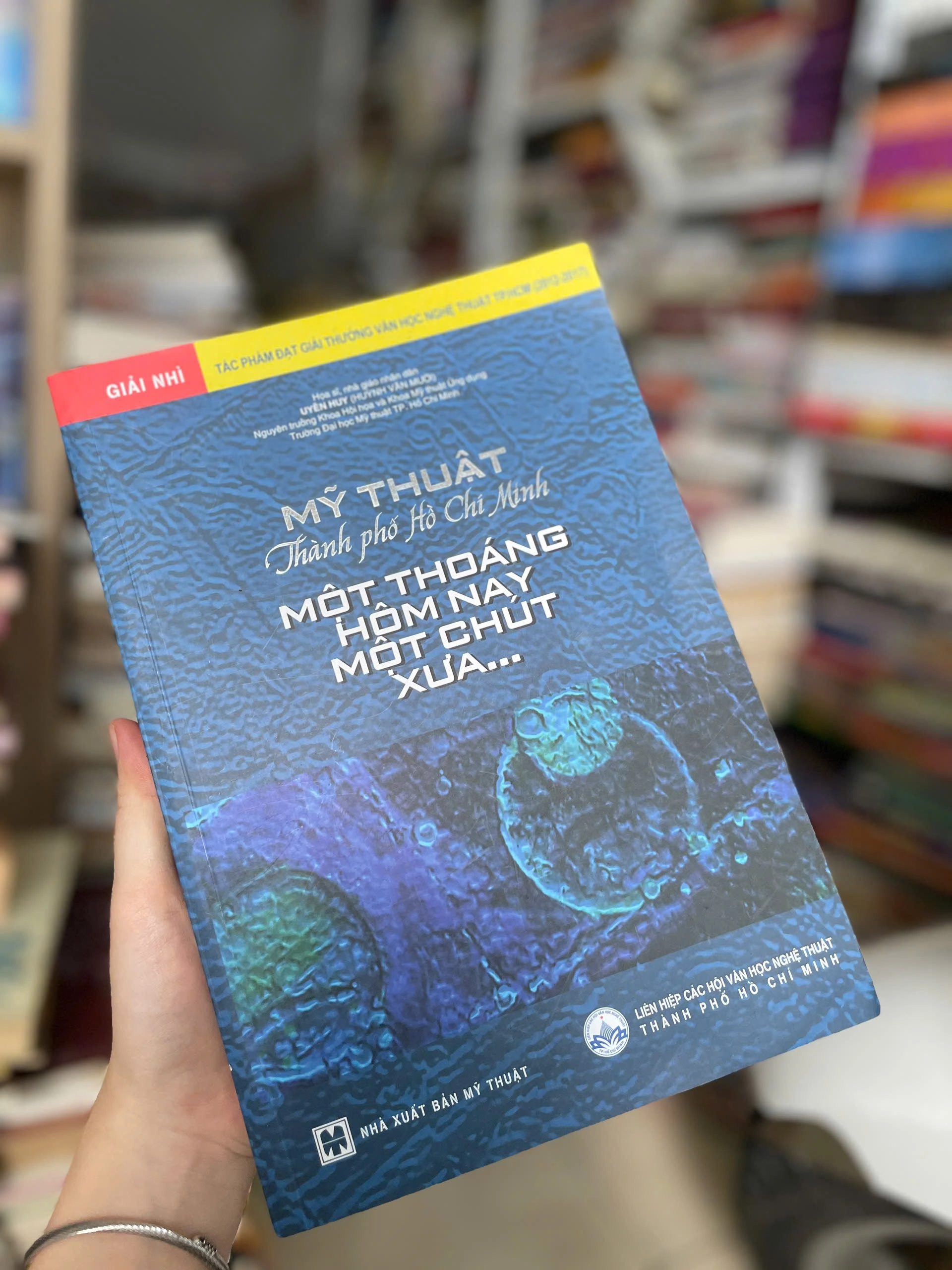Mỹ Thuật Thành Phố Hồ Chí Minh – Một Thoáng Hôm Nay Một Chút Xưa – Uyên Huy by  - Sách Book Cover - Ngọc Hiển Books