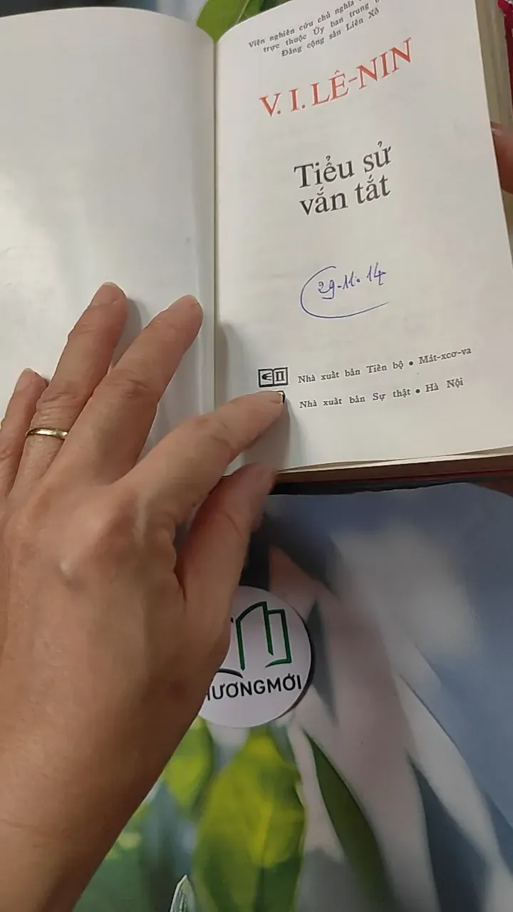 [MIỄN PHÍ BỌC SÁCH] V.I. Lê-nin - Tiểu Sử Vắn Tắt 749555