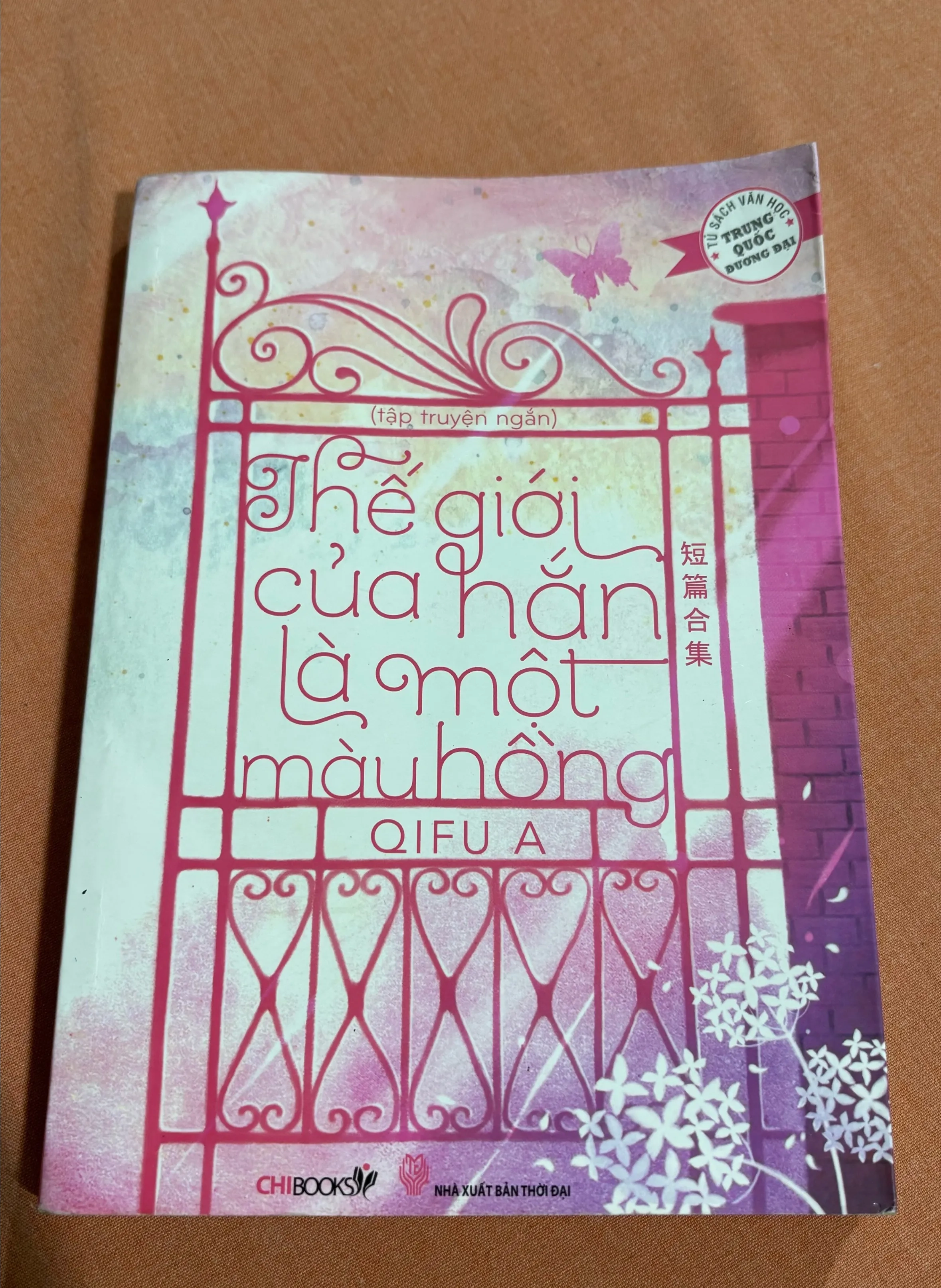 Thế giới của hắn là một màu hồng 🌊 by  - Sách Book Cover - Ngọc Hiển Books