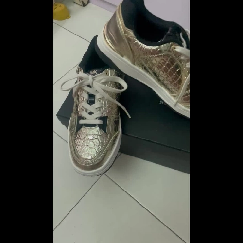 Giày thể thao nữ da bóng vàng cá tính phong cách trẻ trung