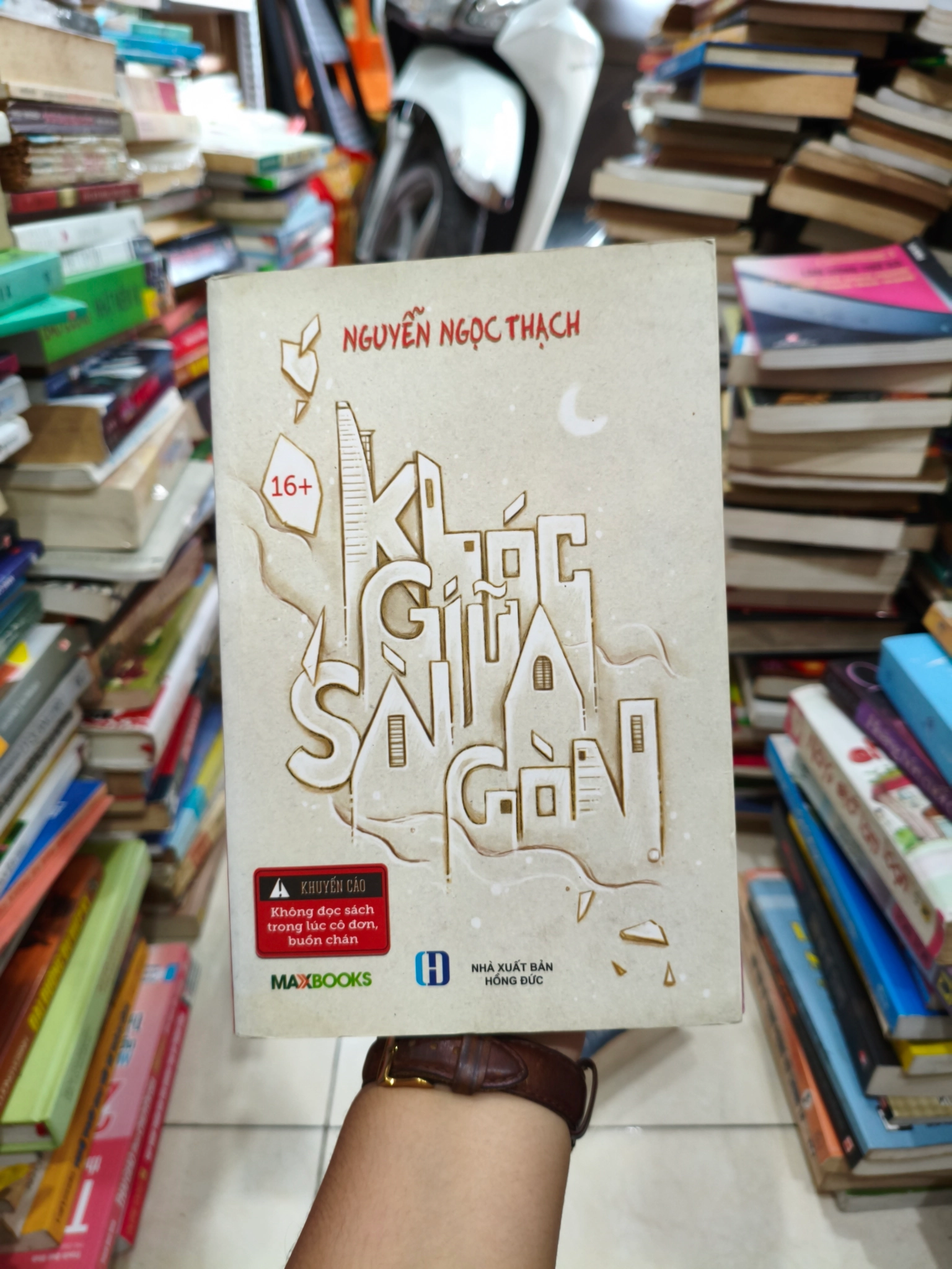 Khóc giữa Sài Gòn 🌱 by  - Sách Book Cover - Ngọc Hiển Books