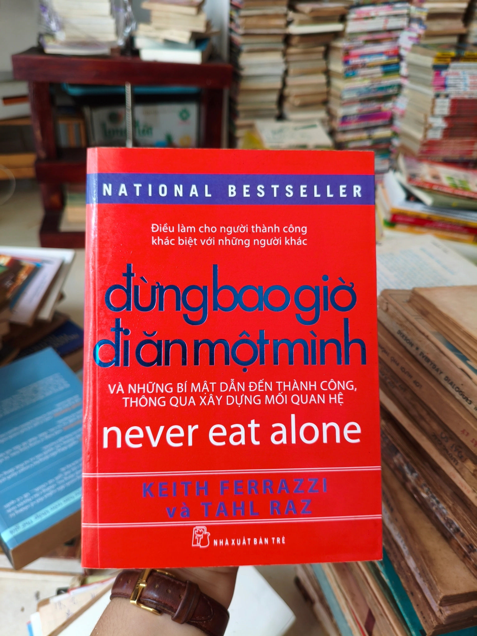 Đừng bao giờ đi ăn một mình 🌱 by  - Sách Book Cover - Ngọc Hiển Books