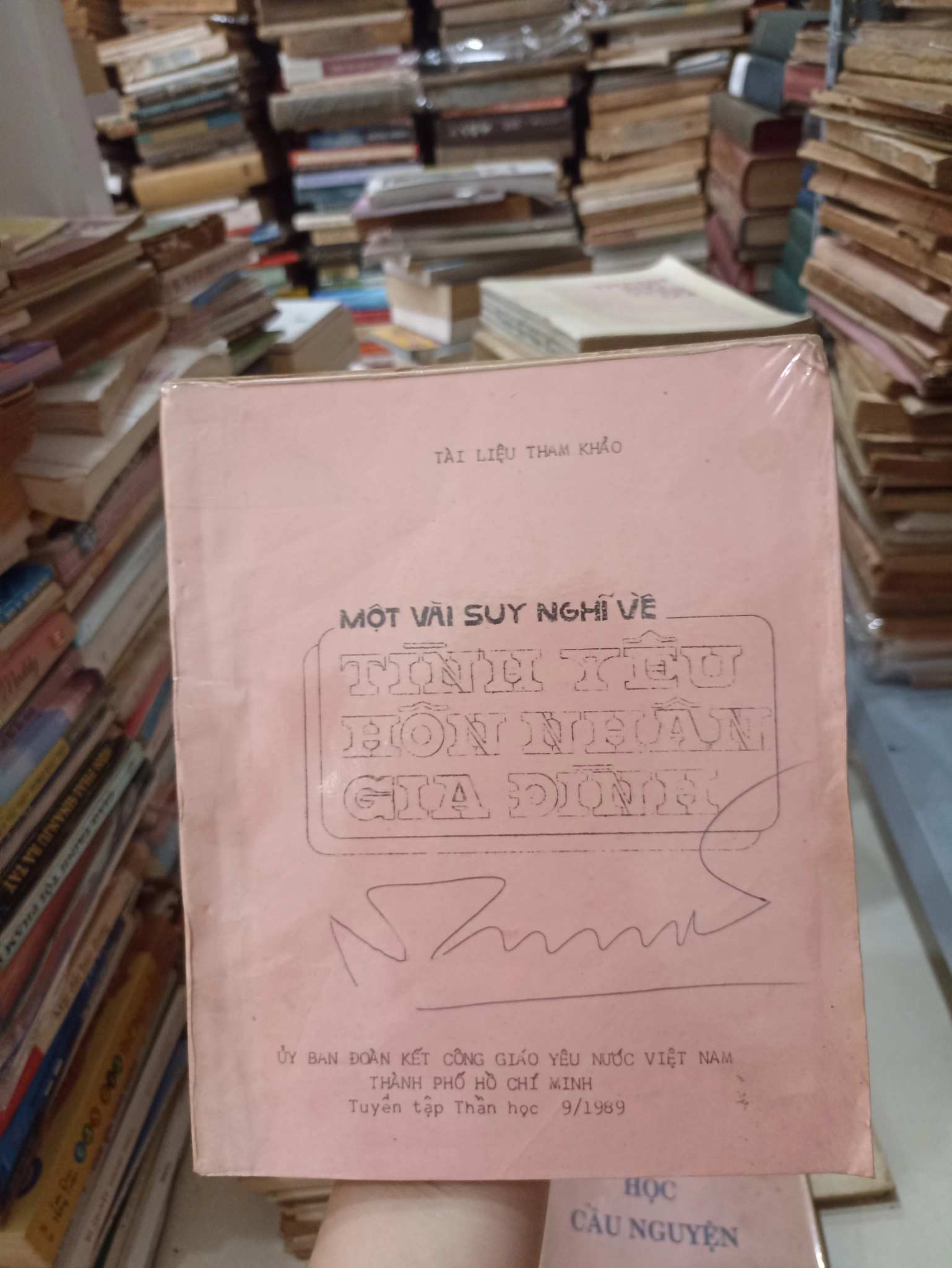 Một vài suy nghĩ về tình yêu hôn nhân gia đình 🌻 by  - Sách Book Cover - Ngọc Hiển Books