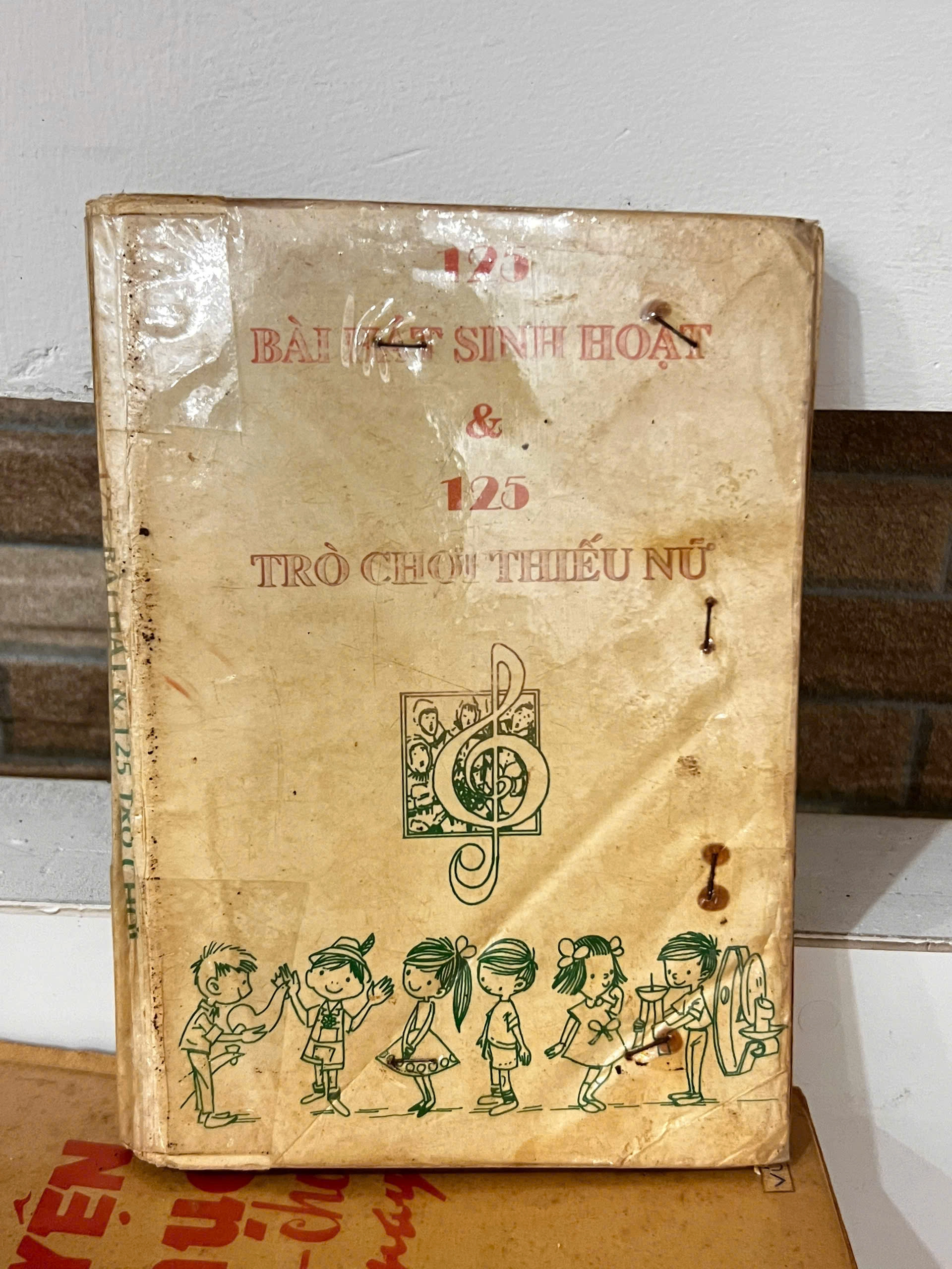 125 Bài hát sinh hoạt và 125 Trò chơi thiếu nữ by Không tìm thấy tên tác giả chính xác trên Tiki, Fahasa, Vinabook hoặc Goodreads (khả năng cuốn sách được đăng bán dưới danh mục 'sách cũ' mà thiếu thông tin tác giả). - Sách Book Cover - Ngọc Hiển Books