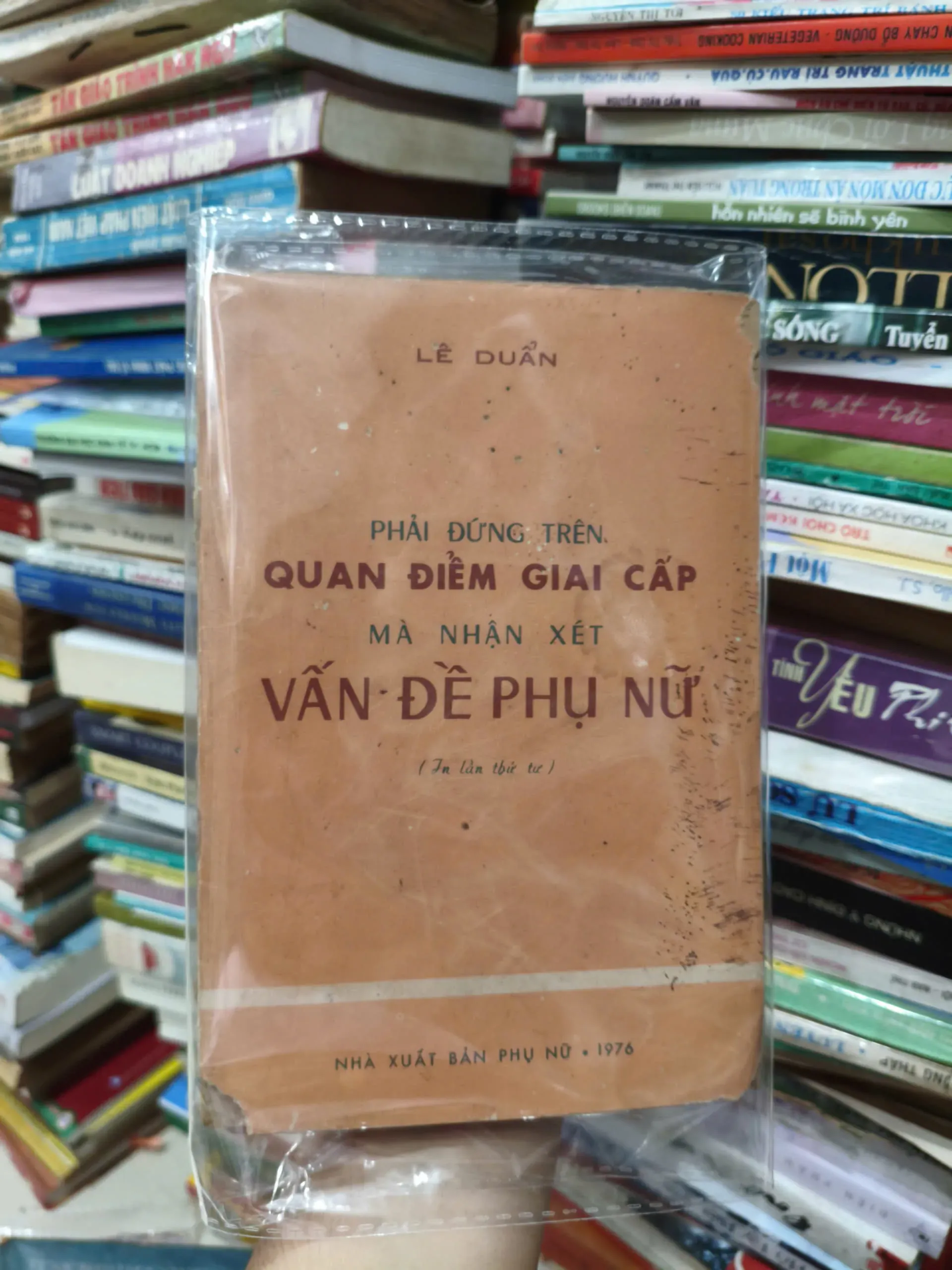 Phải Đứng Trên Quan Điểm Của Giai Cấp Mà Nhận Xét Vấn Đề Phụ Nữ by Không tìm thấy thông tin tác giả rõ ràng trên các nguồn tham khảo công khai - Sách Book Cover - Ngọc Hiển Books