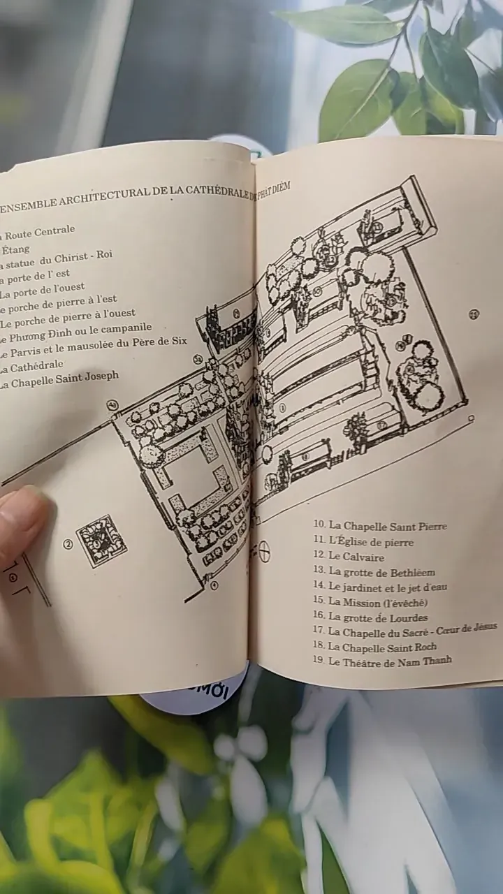 [MIỄN PHÍ BỌC SÁCH] [XƯA] Song ngữ Évêché de Phat Diem (Phat Diem Bishop's House) (1995) 754429