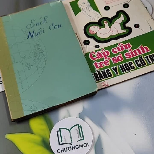 Combo: Sách Nuôi Con, Cấp Cứu Trẻ Sơ Sinh Bằng Y Học Cổ Truyền