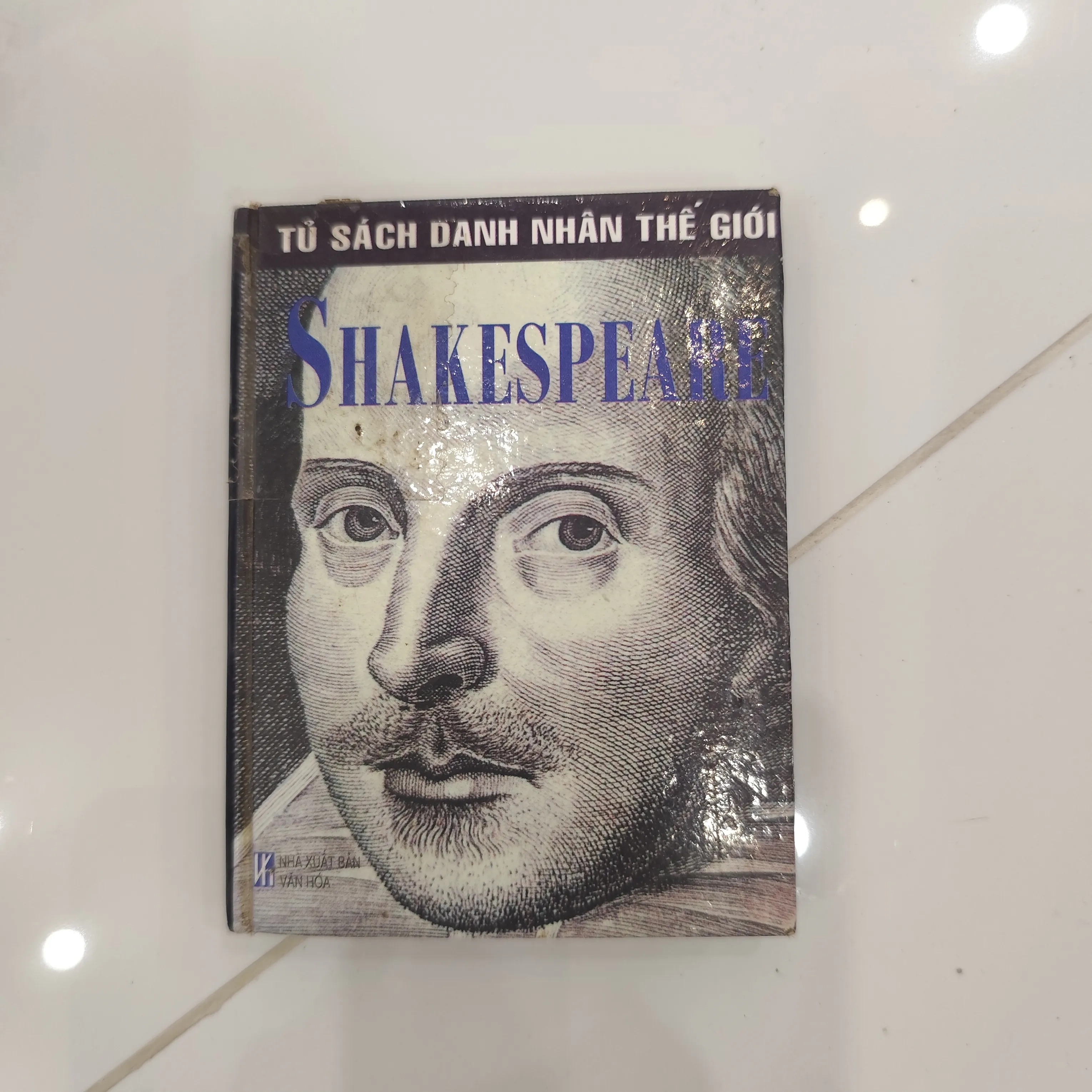 Tủ sách danh nhân thế giới - Shakespeahe by  - Sách Book Cover - Ngọc Hiển Books