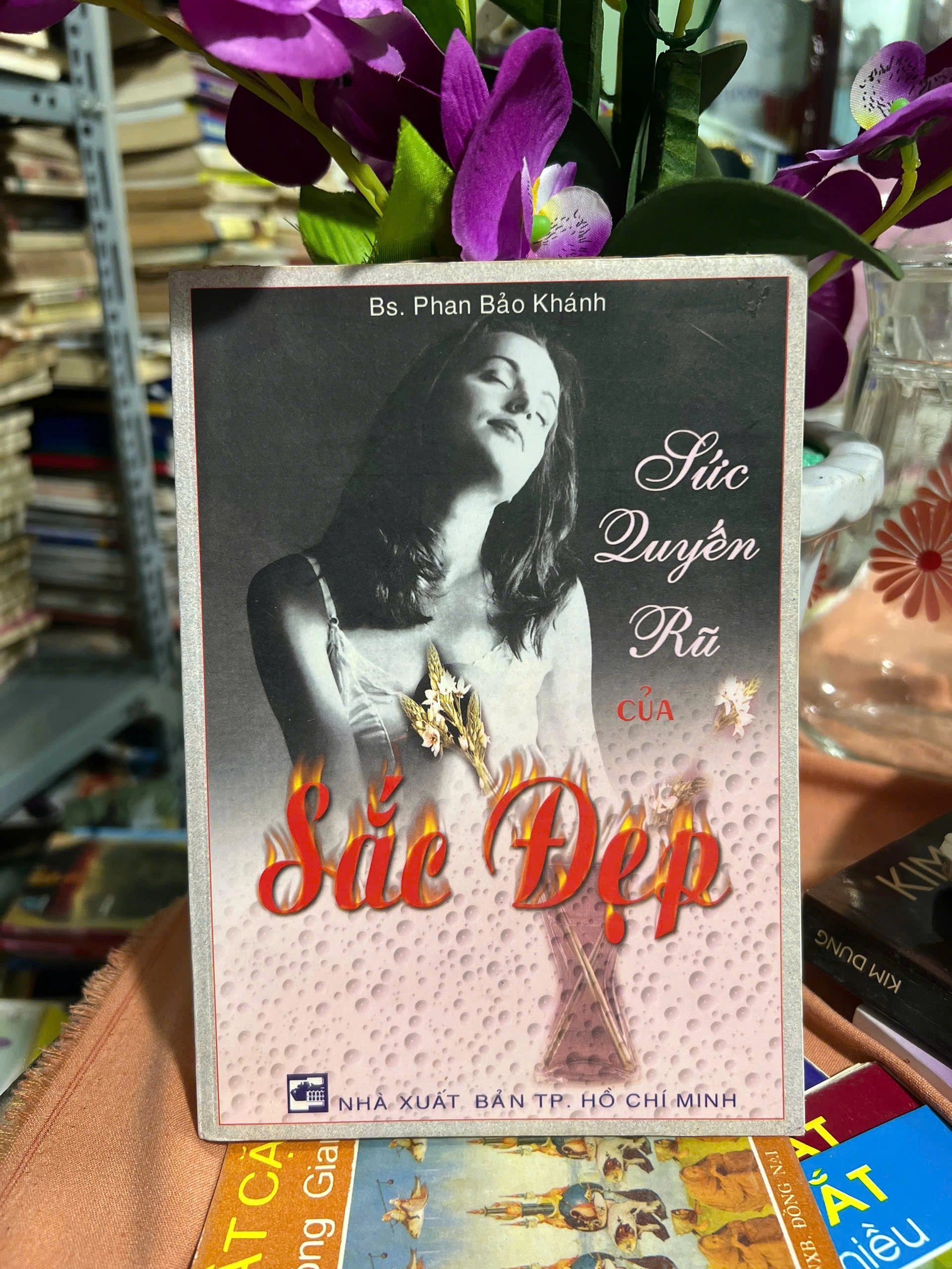 Sức quyến rũ của sắc đẹp/ Bạn thông minh cỡ nào by  - Sách Book Cover - Ngọc Hiển Books