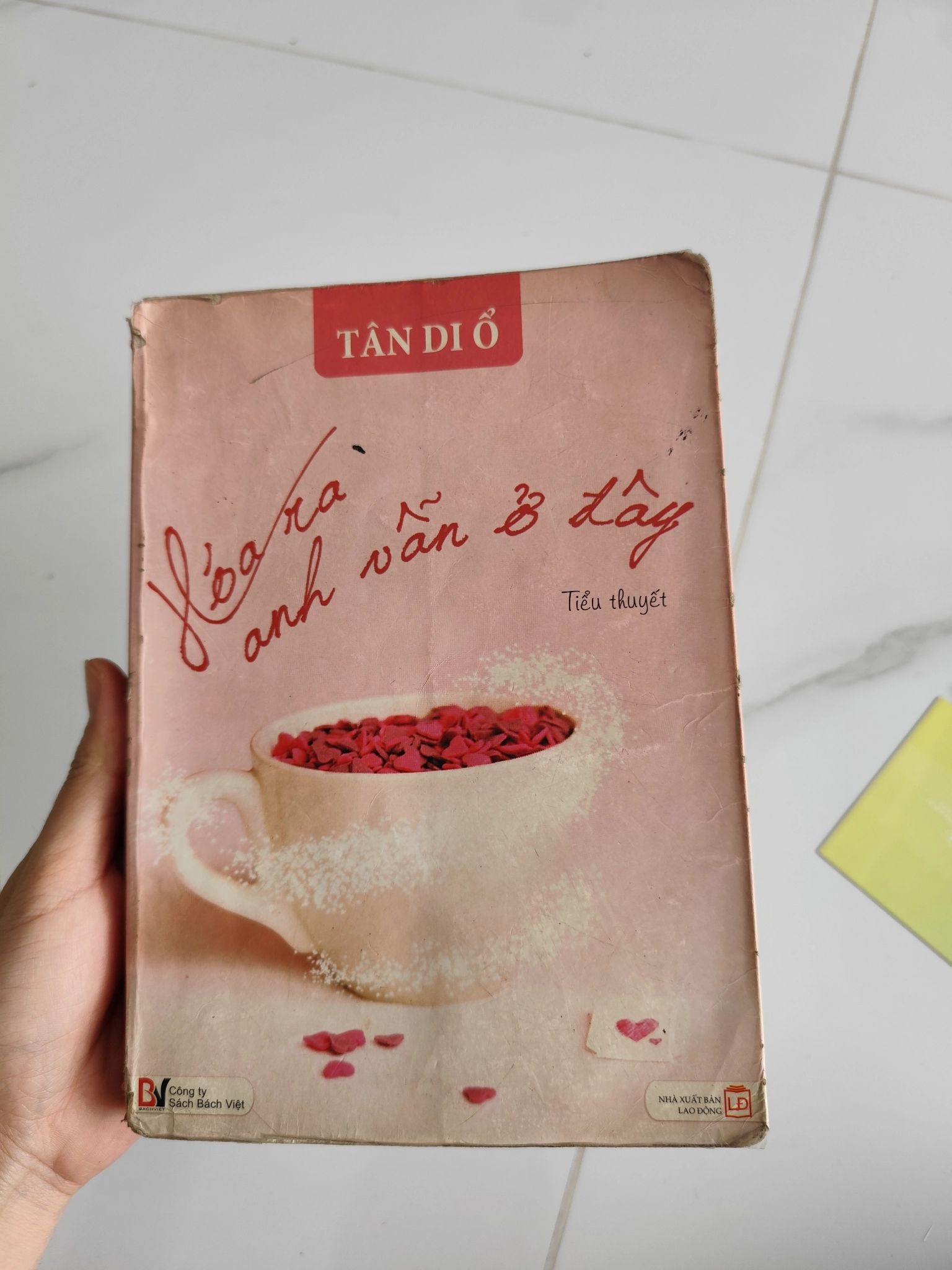 Hóa ra anh vẫn ở đây- Tân Di Ổ by  - Sách Book Cover - Ngọc Hiển Books