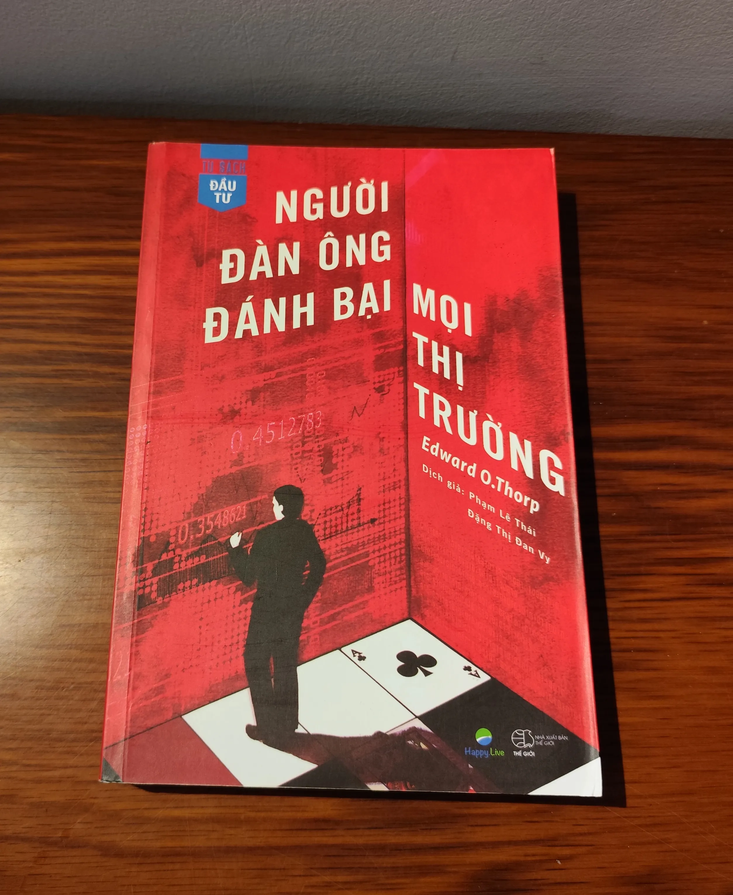Người đàn ông đánh bại mọi thị trường by  - Sách Book Cover - Ngọc Hiển Books